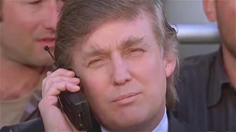 Donald Trump parla al cellulare