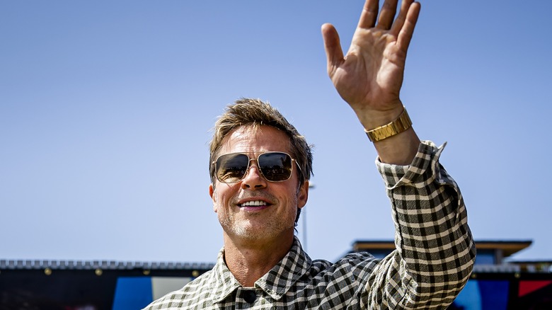 Brad Pitt saluta i fan