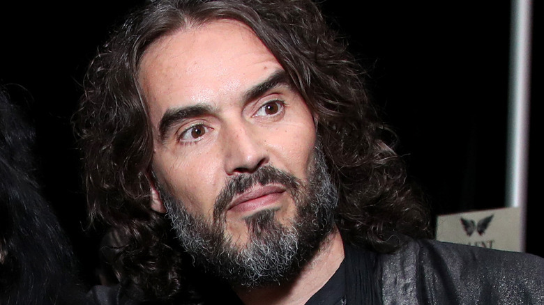 Russell Brand si esibisce