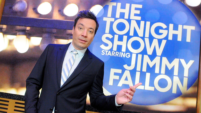 Jimmy Fallon indica un cartello per "The Tonight Show"