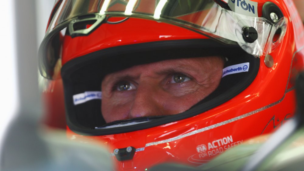 Michael Schumacher indossa un casco rosso durante una gara