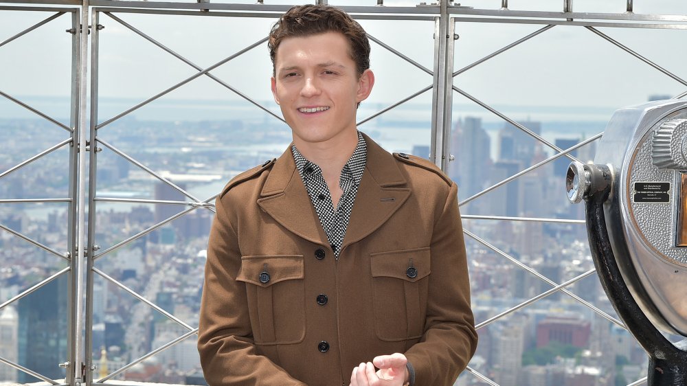 Tom Holland sorridente in cima all'Empire State Building