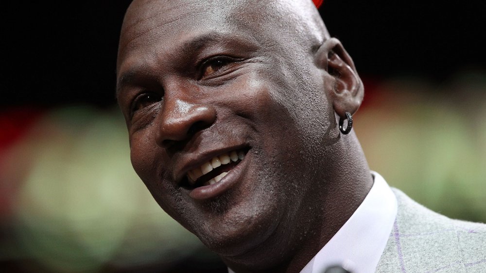 Michael Jordan sorridente mentre inclina la testa di lato