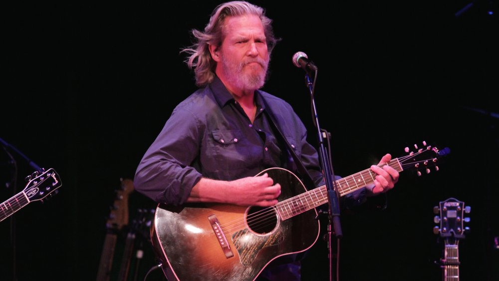 Jeff Bridges sul palco con la chitarra