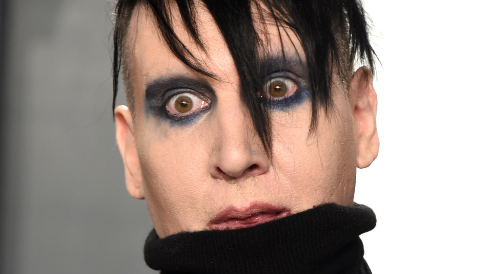 Marilyn Manson indossa un dolcevita