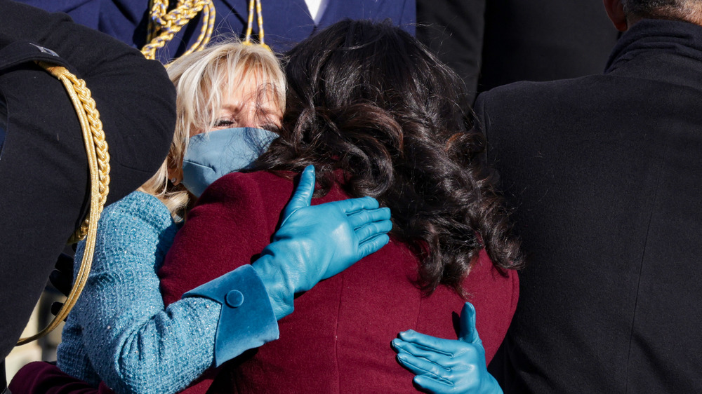 Jill Biden e Michelle Obama condividono un abbraccio