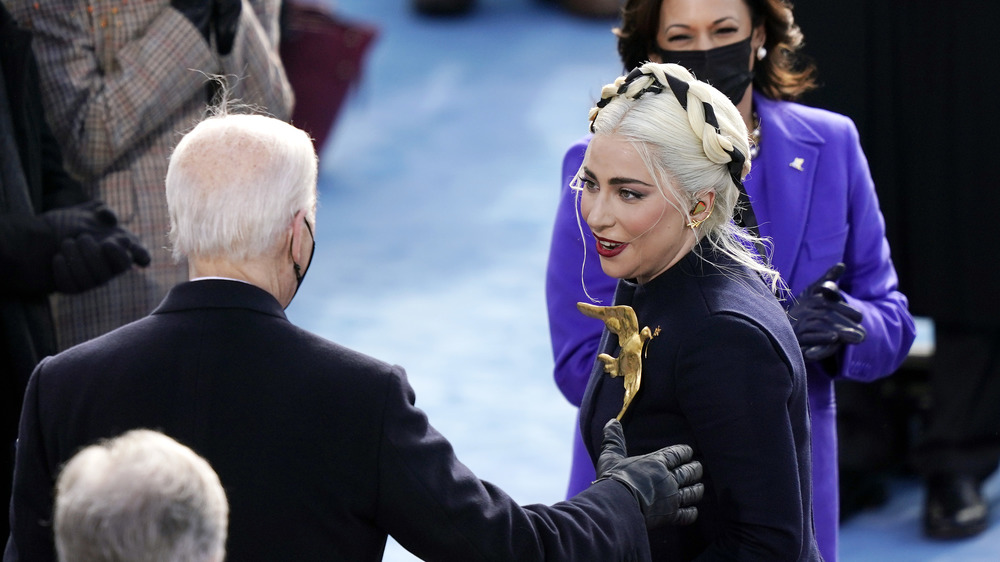 Lady Gaga saluta il presidente Joe Biden