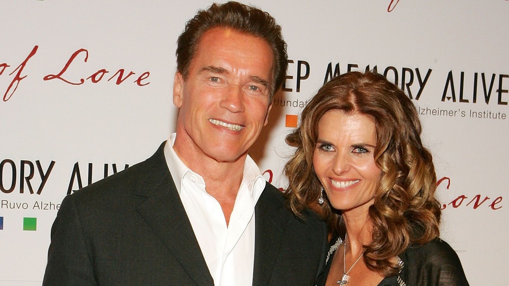 Arnold Schwarzenegger e Maria Shriver sorridono 