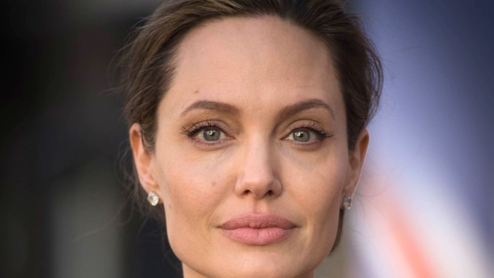 Angelina Jolie fissando