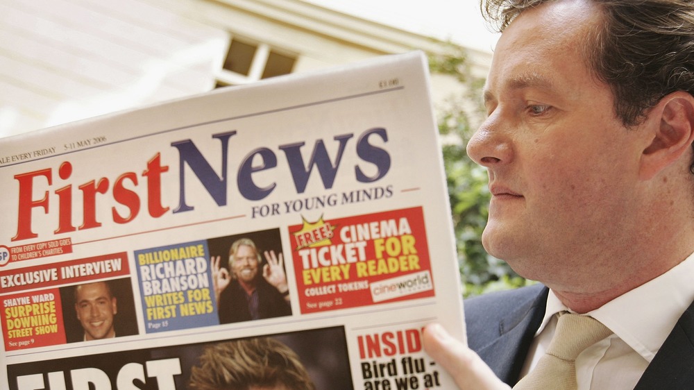 Piers Morgan che legge un giornale 