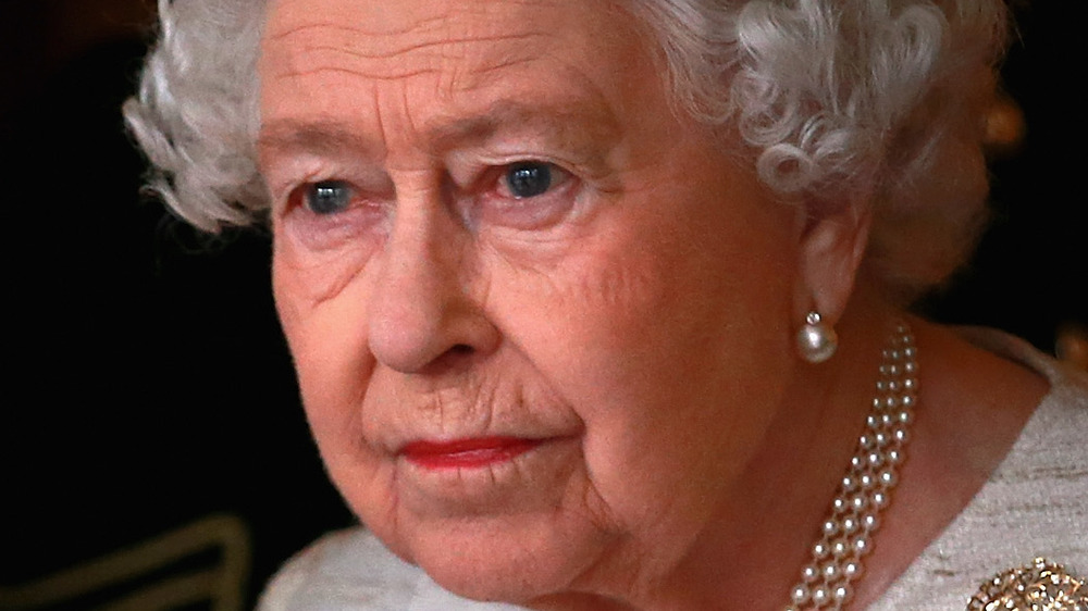 La regina Elisabetta II sembra preoccupata