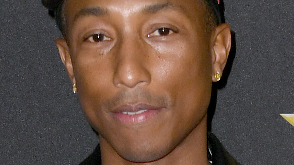 Pharrell Williams su un tappeto rosso