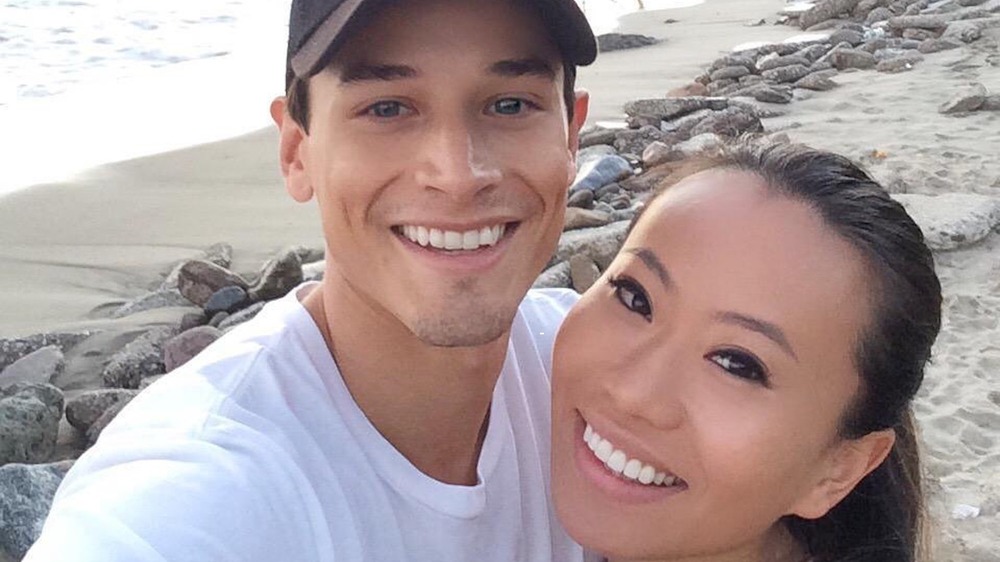 Andrew Gray e Kelly Mi Li si fanno un selfie sulla spiaggia