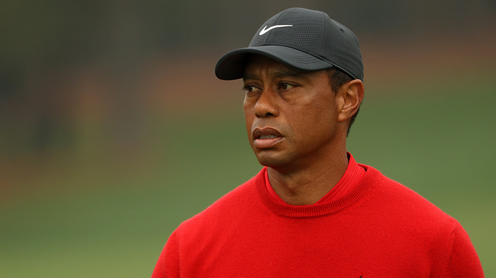 Tiger Woods giocando a golf 