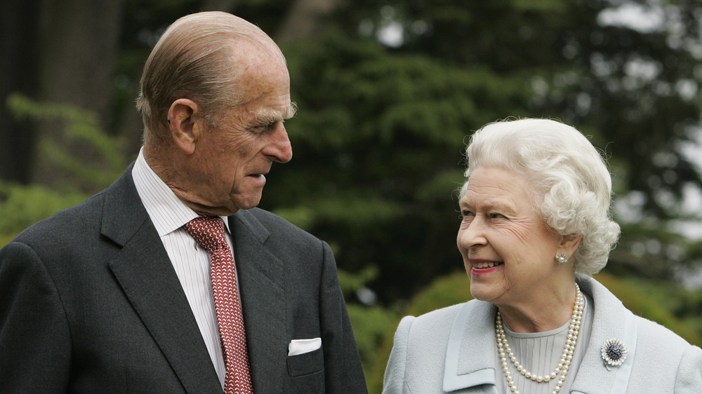 Il principe Filippo e la regina Elisabetta si sorridono a vicenda