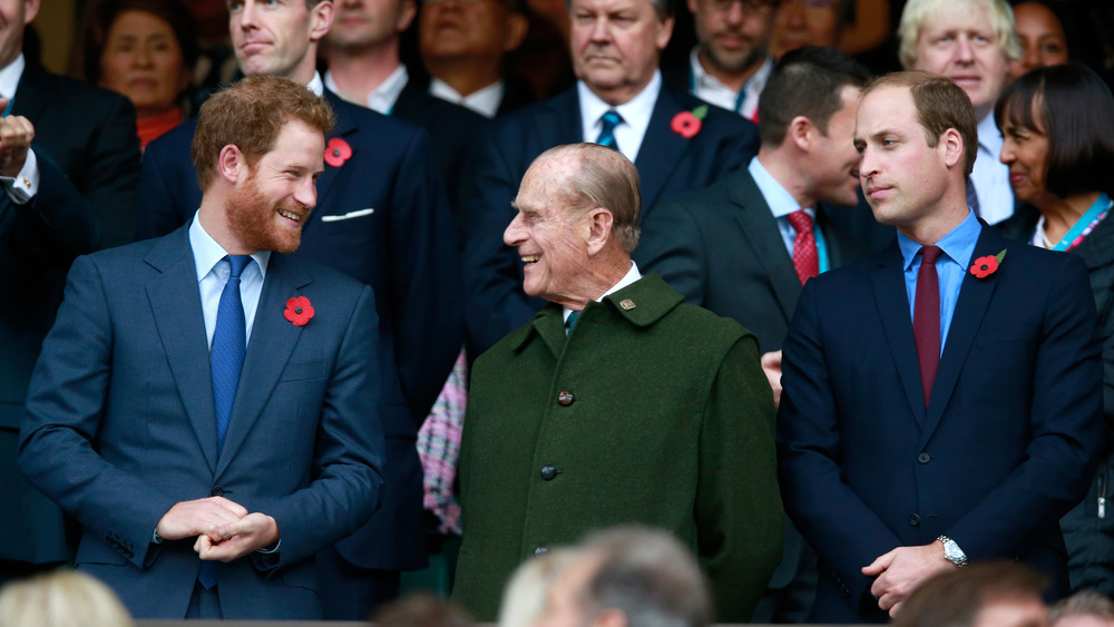 Il principe Harry e il principe Filippo ridono insieme al principe William