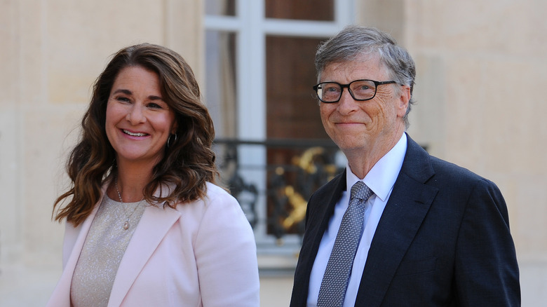 Melinda e Bill Gates sorridono a un evento