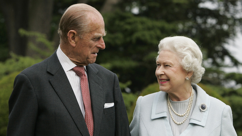 Il principe Filippo e la regina Elisabetta II si guardano l'un l'altro