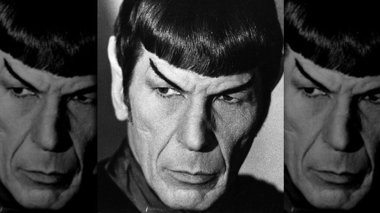 Leonard Nimoy in posa come Spock