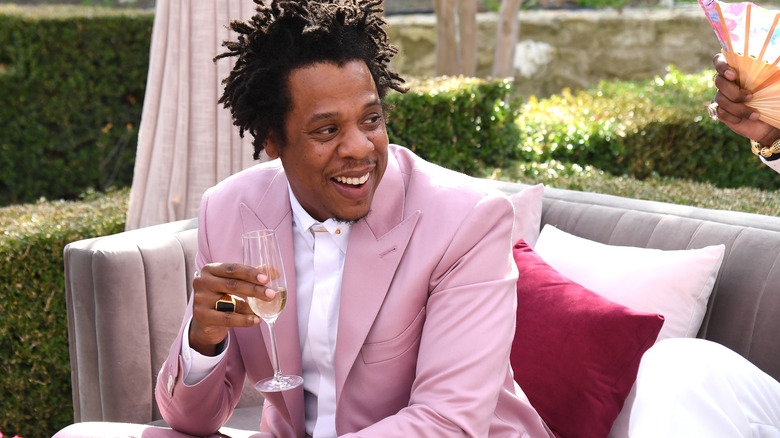 Jay-Z con in mano un bicchiere di champagne