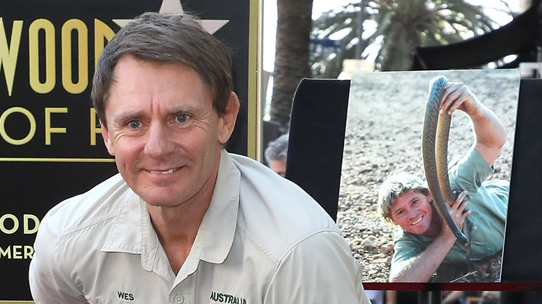 Wes Mannion con una foto di Steve Irwin