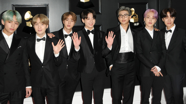 I BTS posano sul tappeto rosso dei Grammy nel 2019