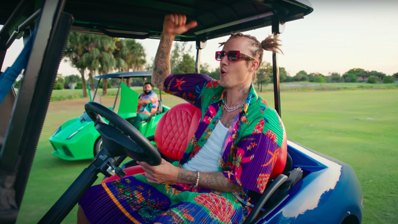 Justin Bieber in un carrello da golf dal video musicale di DJ Khaled