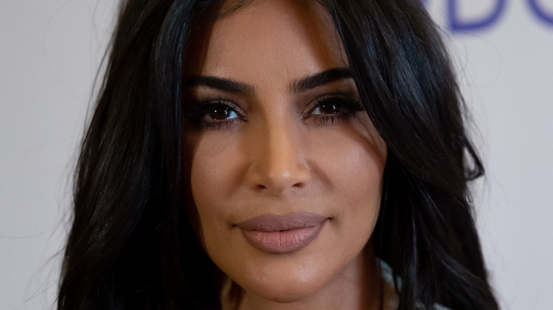 Kim Kardashian capelli negli occhi