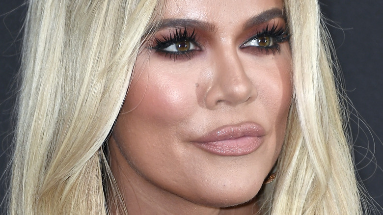 Khloé Kardashian arriccia le labbra
