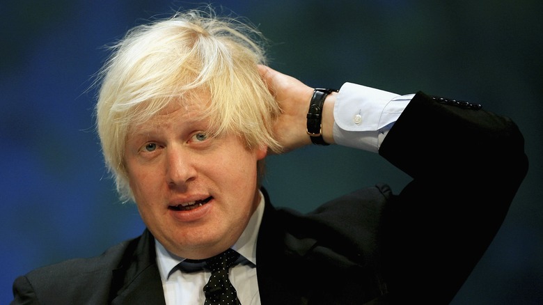 Il giovane Boris Johnson sembra imbarazzato