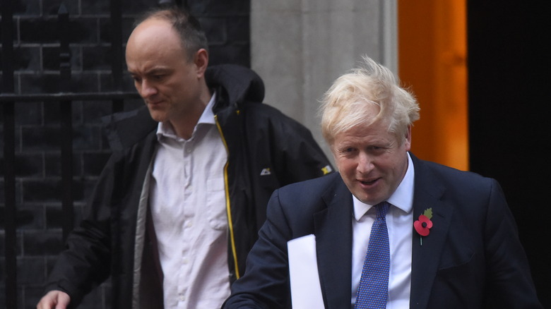 Boris Johnson e Dominic Cummings camminano fuori