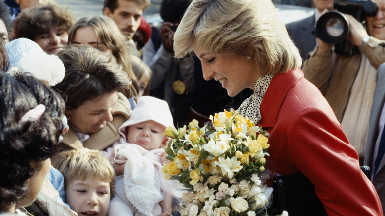 La principessa Diana incontra i fan in mezzo alla folla