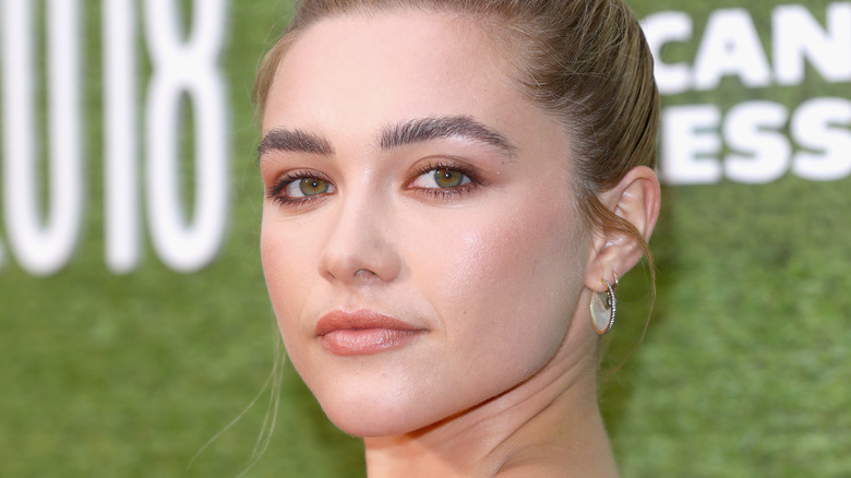 Florence Pugh, in posa
