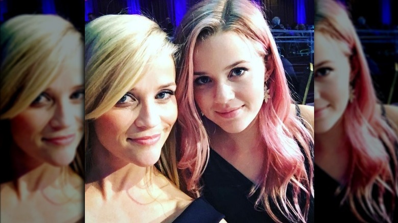 Ava Phillippe accanto a Reese Witherspoon con i capelli rosa