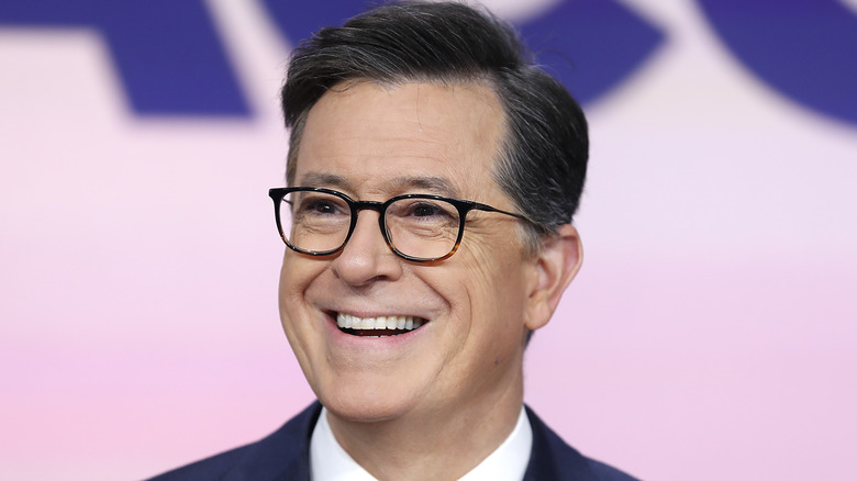 Stephen Colbert sorride