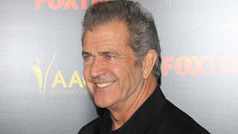 Mel Gibson sorride
