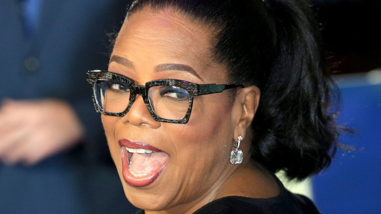 Oprah Winfrey sorride grande sopra la spalla