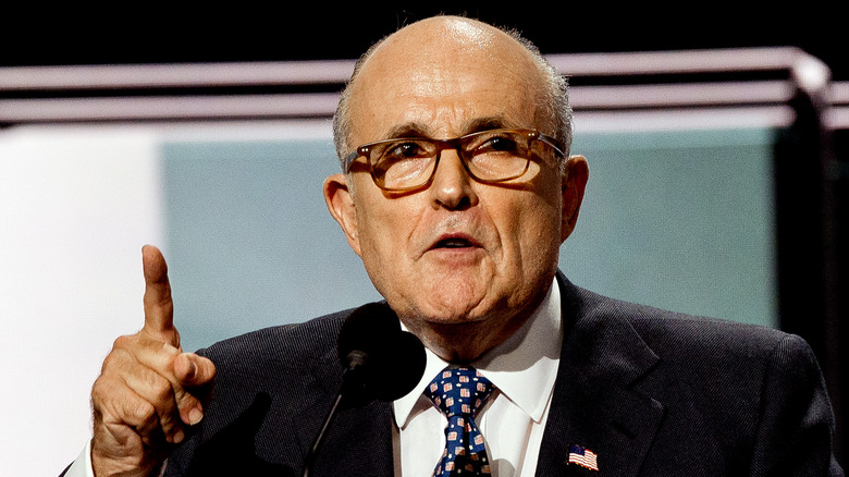 Rudy Giuliani indicando