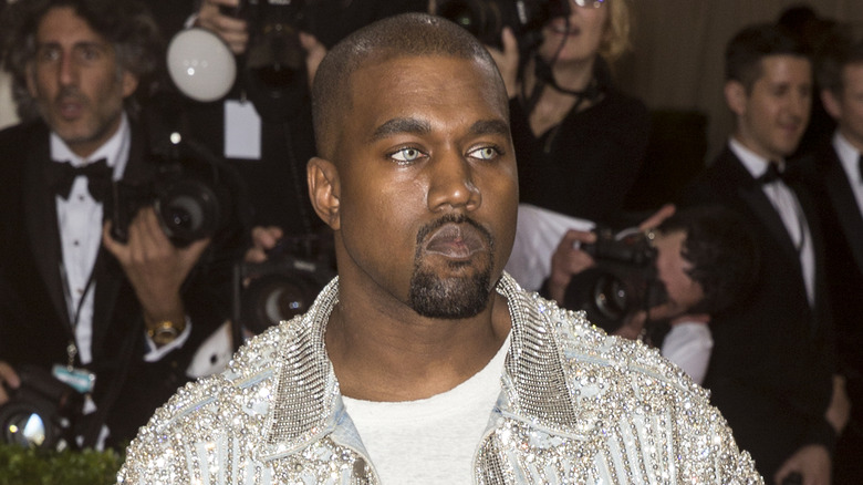 Kanye West in posa sul red carpet