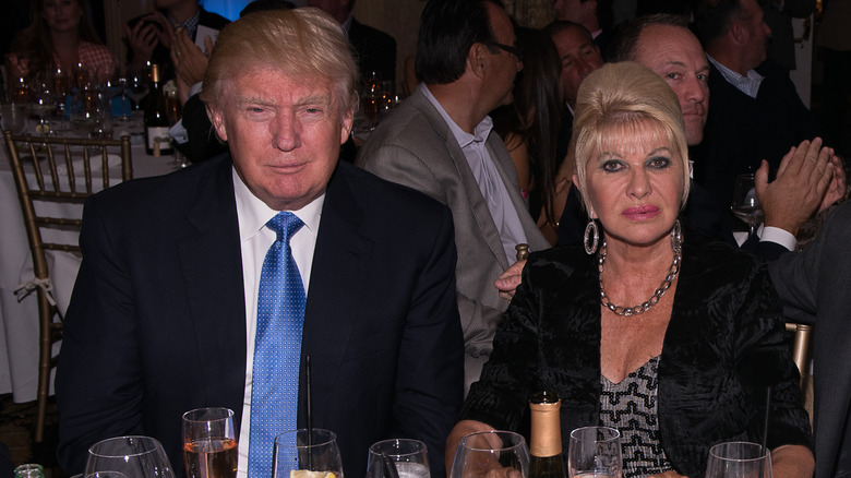 Donald Trump e Ivana Trump a un tavolo