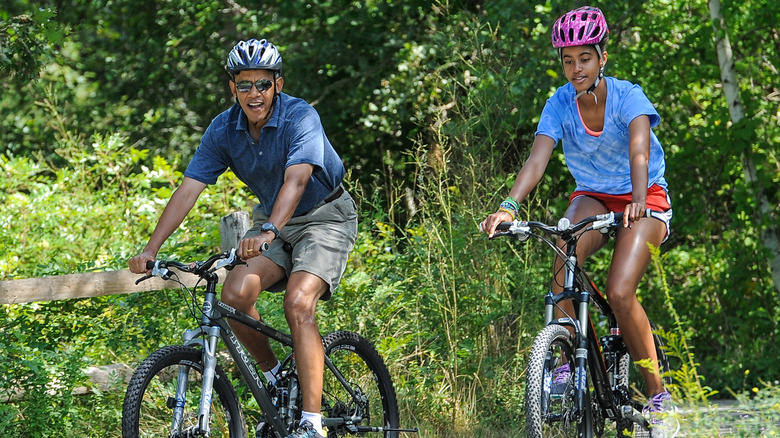 Barack Obama in bicicletta con la sua famiglia