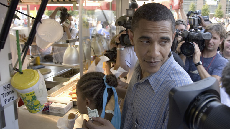 Barack Obama paga il cibo davanti ai fotografi