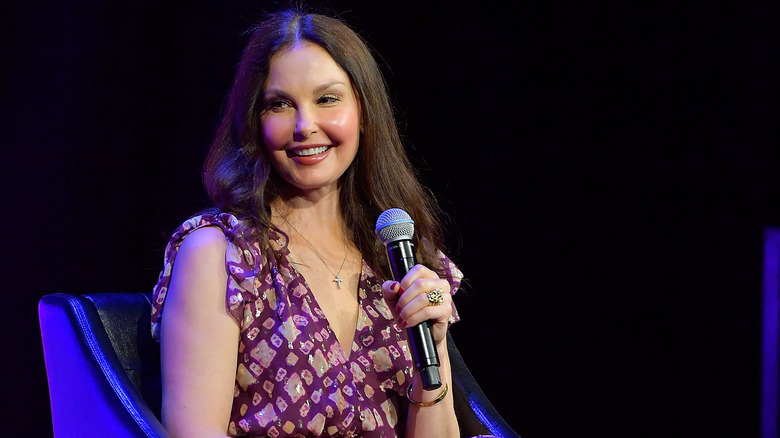 Ashley Judd sorride ampiamente