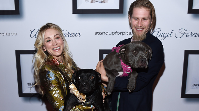 Kaley Cuoco Karl Cook in posa con i cani