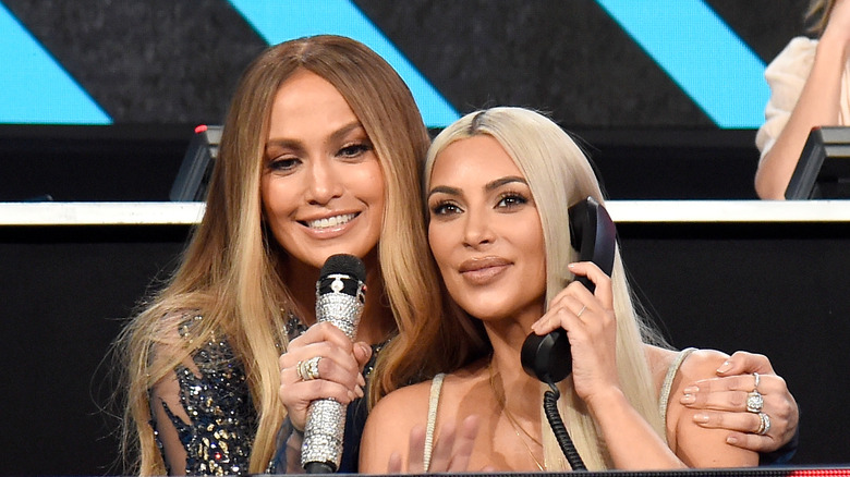 Jennifer Lopez abbraccia Kim Kardashian