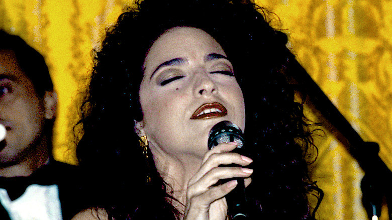 Gloria Estefan si esibisce nel 1991