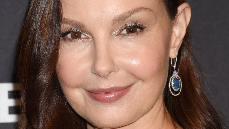 Ashley Judd sorride leggermente