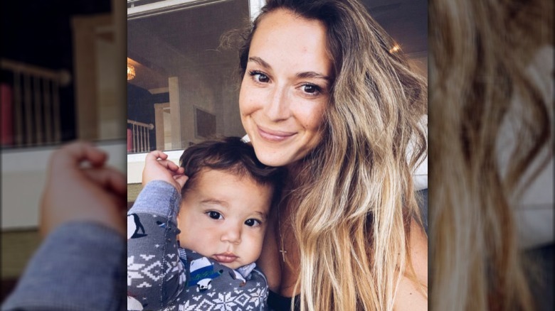 Alexa PenaVega in posa con suo figlio Kingston