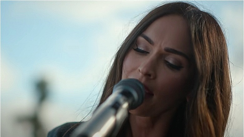 Megan Fox nel video musicale di Machine Gun Kelly