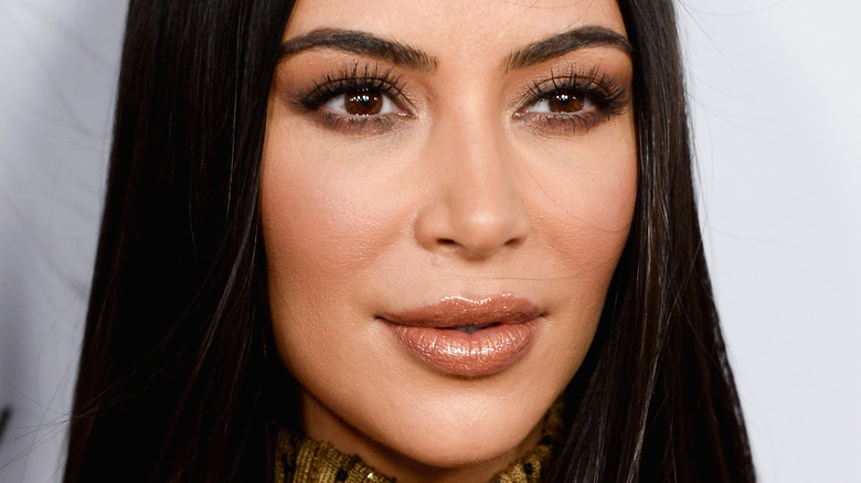 Kim Kardashian sorride e indossa un lucidalabbra